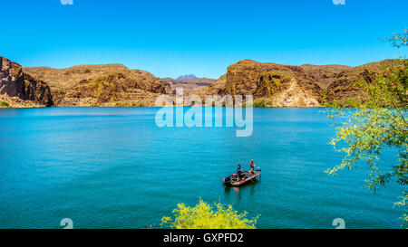 Pesca sul lago di Canyon circondato dal paesaggio desertico di Tonto National Forest lungo il sentiero di Apache in Arizona, Stati Uniti d'America Foto Stock