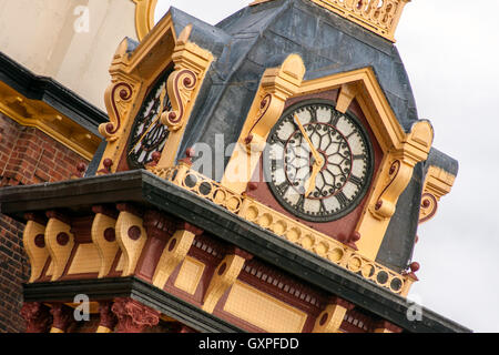 Torre dell orologio sull'ex Plymouth Grove Hotel, Manchester Foto Stock