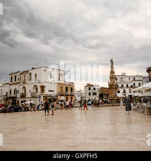 Ostuni, Italia - 17.08.2016: Piazza della Libertà e la statua di Sant'Oronzo a Ostuni con tourist Foto Stock