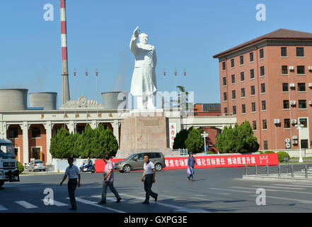 Una statua del compianto presidente Mao Zedong si erge di fronte YTO(Luoyang) motore Diesel Co., Ltd. in Luoyang, nella provincia di Henan, Cina. Foto Stock