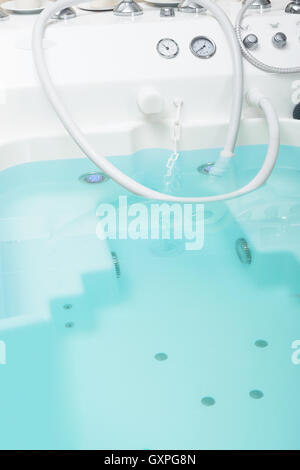 Bella e jacuzzi bianco riempito con acqua Foto Stock
