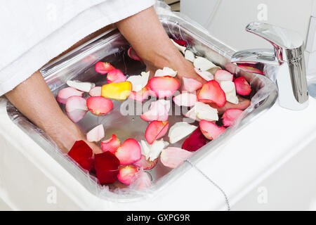 Bagno con petali di rosa in pedicure Foto Stock