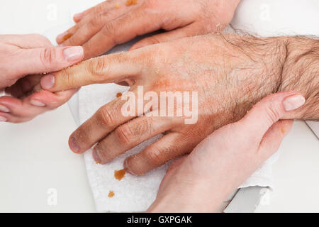 Massaggio maschio le mani nella sala manicure Foto Stock