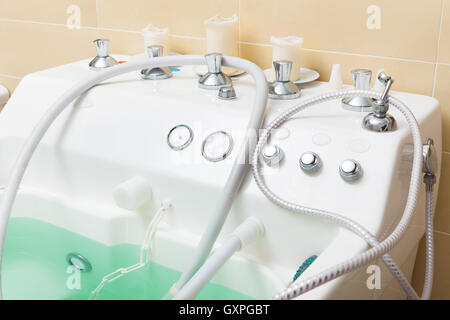 Bella e jacuzzi bianco riempito con acqua Foto Stock