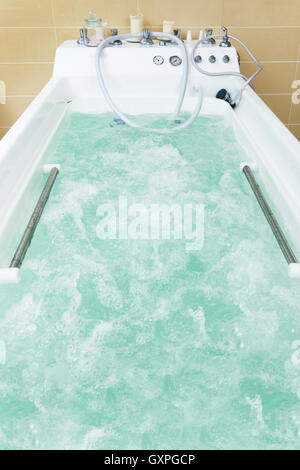 Bella e jacuzzi bianco riempito con acqua Foto Stock