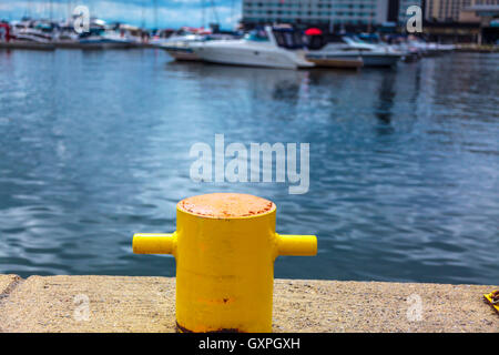 Bollard giallo per docking che si affaccia su un porticciolo a Kingston, Ontario Foto Stock