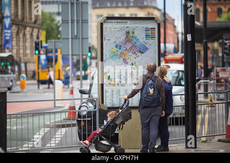 Strada di città mappa pavimentazione di Manchester Piccadilly stazione bus Manchester pericolo cura attenta bus Bus spento double decker peccato Foto Stock