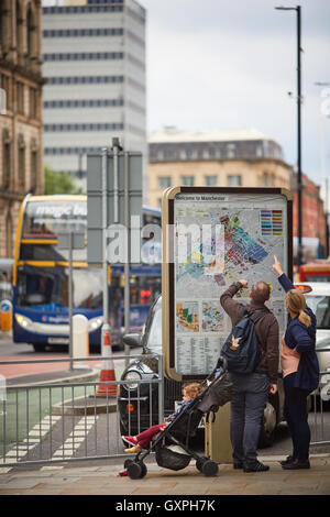 Strada di città mappa pavimentazione di Manchester Piccadilly stazione bus Manchester pericolo cura attenta bus Bus spento double decker peccato Foto Stock