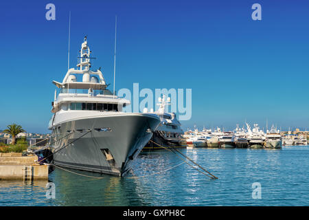 Big luxury yacht ormeggiati a Marina in Antibes, sulla riviera francese Foto Stock