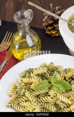 Tradizionale pasta italiana Fusili servite con il pesto Foto Stock