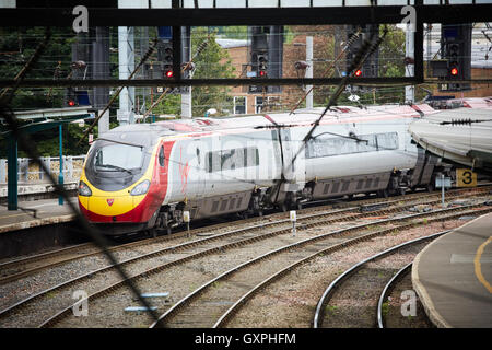 Carlisle stazione ferroviaria treno in partenza Carlisle, Cumbria vergine classe Alstom 390 Pendolino West Coast Main Line (WCML) franchi Foto Stock