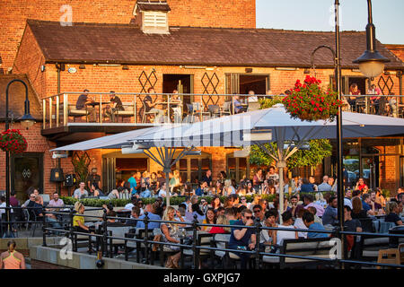 Manchester frequentato pub duchi 92 Castlefield area pub occupato al di fuori a bere golden sun Pub public house free birra ale alco Foto Stock