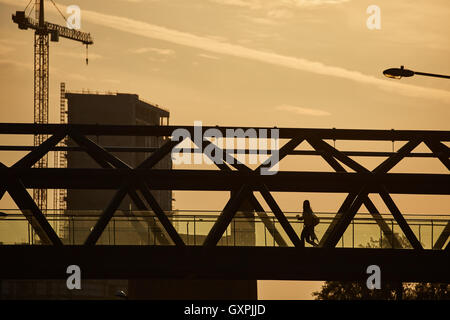 Manchester pedonale ponte Deansgate passerella Ponte ferroviario di collegamento con il braccio Mterolink camminando con attraversamento di gol Foto Stock