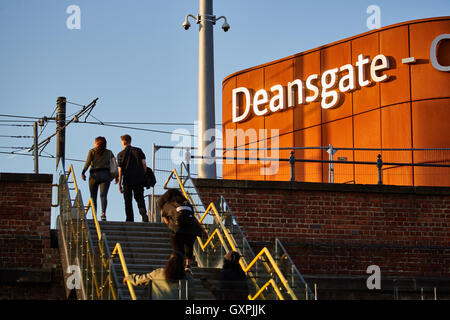 Manchester pedonale ponte passi di Deansgate Locks la passerella di collegamento con la ferrovia tarm Mterolink camminare usando croce Foto Stock