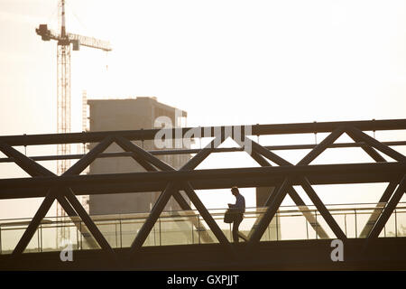 Manchester pedonale ponte Deansgate passerella Ponte ferroviario di collegamento con il braccio Mterolink camminando con attraversamento di gol Foto Stock