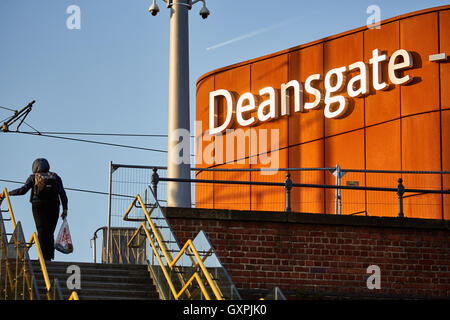 Manchester pedonale ponte passi di Deansgate Locks la passerella di collegamento con la ferrovia tarm Mterolink camminare usando croce Foto Stock