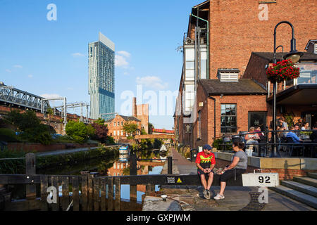 Manchester frequentato pub duchi 92 blocca Castlefield area pub occupato al di fuori a bere golden sun Pub public house birra gratis al Foto Stock