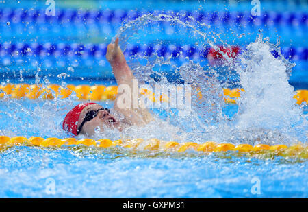 Gran Bretagna Andrew Mullen termina secondo in Uomini 50m dorso - S5 Final durante il nono giorno del 2016 Rio Giochi Paralimpici di Rio de Janeiro in Brasile. Foto Stock