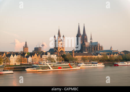 Vista aerea Colonia oltre il fiume Reno con la nave di crociera in mattinata a Colonia, Germania. Foto Stock