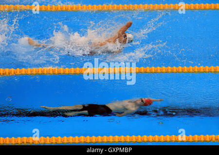 Andrew Mullen (in basso) della Gran Bretagna finisce secondo dietro Daniel Dias (in alto) del Brasile che ha rivendicato l'oro nel backstroke maschile di 50m - finale S5 durante il nono giorno dei Giochi Paralimpici Rio del 2016 a Rio de Janeiro, Brasile. PREMERE ASSOCIAZIONE foto. Data immagine: Venerdì 16 settembre 2016. Il credito fotografico dovrebbe essere: Adam Davy/PA Wire. Foto Stock