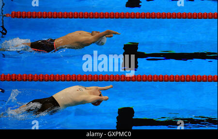 Andrew Mullen (in basso) della Gran Bretagna finisce secondo dietro Daniel Dias (in alto) del Brasile che ha rivendicato l'oro nel backstroke maschile di 50m - finale S5 durante il nono giorno dei Giochi Paralimpici Rio del 2016 a Rio de Janeiro, Brasile. PREMERE ASSOCIAZIONE foto. Data immagine: Venerdì 16 settembre 2016. Il credito fotografico dovrebbe essere: Adam Davy/PA Wire. Foto Stock