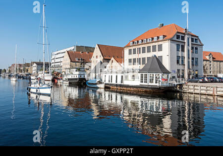 Vista da Trangravsbroen (la farfalla ponte) di Christianshavn Copenhagen DANIMARCA mostra Christianshavn Canal con barche Foto Stock