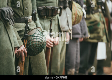 Close up tedesco munizioni militari di un soldato tedesco. Unidentified Re-enactors vestita come la II Guerra Mondiale i soldati tedeschi sta Foto Stock