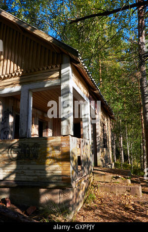 Abbandonato casa log in foresta, Finlandia Foto Stock