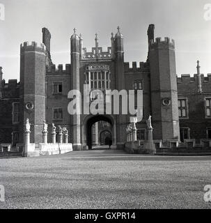 Degli anni Cinquanta, vista storica del grande gatehouse a Hampton Court, a palazzo reale a Richmond Upon Thames, Inghilterra. Foto Stock