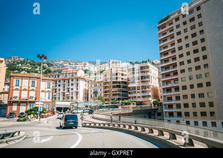 Montecarlo, Monaco - Giugno 28, 2015: il traffico sulle strade del Principato di Monaco e Monte Carlo. Foto Stock