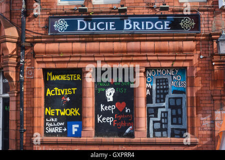 Il ponte di Ducie public house su Miller & Corporation strade, Manchester che è stato preso in consegna da persone senza dimora. Foto Stock