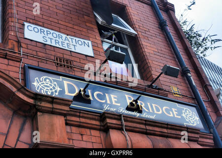 Il ponte di Ducie public house su Miller & Corporation strade, Manchester che è stato preso in consegna da persone senza dimora. Foto Stock