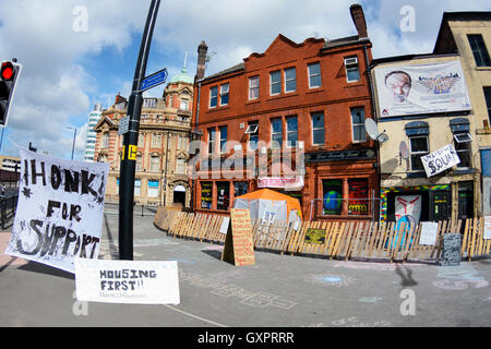 Il ponte di Ducie public house su Miller & Corporation strade, Manchester che è stato preso in consegna da persone senza dimora. Foto Stock