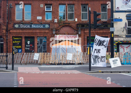 Il ponte di Ducie public house su Miller & Corporation strade, Manchester che è stato preso in consegna da persone senza dimora. Foto Stock