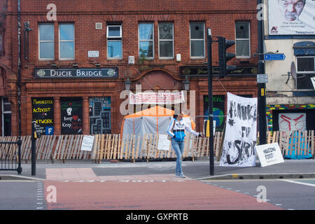 Il ponte di Ducie public house su Miller & Corporation strade, Manchester che è stato preso in consegna da persone senza dimora. Foto Stock