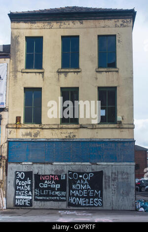 Il ponte di Ducie public house su Miller & Corporation strade, Manchester che è stato preso in consegna da persone senza dimora. Foto Stock