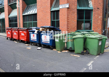 Una collezione di wheeliebins nel centro della città di Manchester. Foto Stock