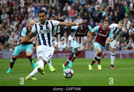 West Bromwich Albion's Nacer Chadli punteggi il suo lato del primo obiettivo del gioco da una penalità durante il match di Premier League al The Hawthorns, West Bromwich. Foto Stock