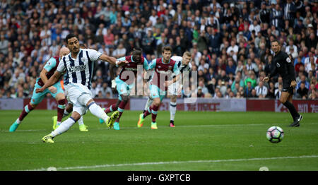 West Bromwich Albion's Nacer Chadli punteggi il suo lato del primo obiettivo del gioco da una penalità durante il match di Premier League al The Hawthorns, West Bromwich. Foto Stock