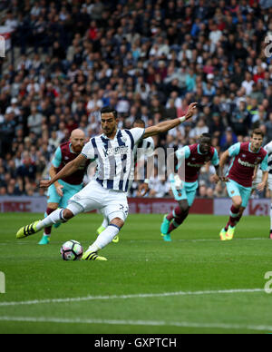 West Bromwich Albion's Nacer Chadli punteggi il suo lato del primo obiettivo del gioco da una penalità durante il match di Premier League al The Hawthorns, West Bromwich. Foto Stock