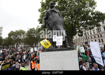 Persone marzo attraverso il centro di Londra che prendono parte a una manifestazione di protesta organizzata dalla solidarietà con i rifugiati in un tentativo di invitare il governo a prendere più di azione sulla crisi migranti. Foto Stock