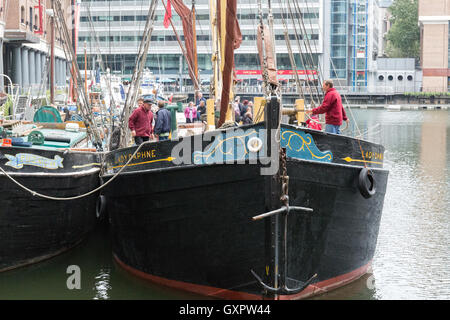 La signora Daphne chiatta ormeggiata in St Katharine Docks Foto Stock