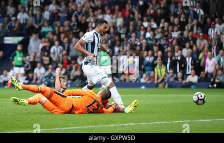 West Bromwich Albion's Nacer Chadli punteggi il suo lato del quarto obiettivo di gioco durante il match di Premier League al The Hawthorns, West Bromwich. Foto Stock