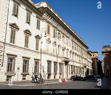 Roma. L'Italia. Palazzo Chigi-Odescalchi sulla Piazza Santi Apostoli. Architetti; Carlo Maderno, Gian Lorenzo Bernini, Nicola Salvi, Luigi Vanvitelli Foto Stock