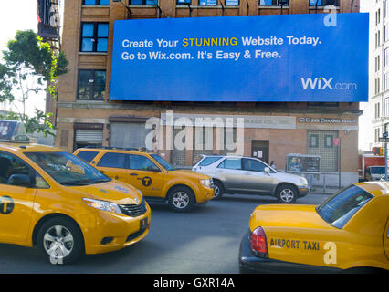 Streetview di Manhattan, New York, NY. con blue billboard Foto Stock