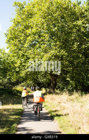 I ciclisti sulla comune di Barnes, a sud ovest di Londra, Regno Unito Foto Stock