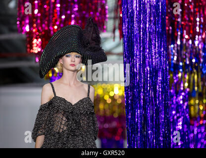 I modelli sulla passerella durante la Ryan LO Primavera / Estate 2017 London Fashion Week show a BFC visualizza lo spazio, Brewer street Car Park, Londra. Stampa foto di associazione. Picture Data: venerdì 16 settembre, 2016. Vedere PA storia moda dei consumatori. Foto di credito dovrebbe leggere: Isabel Infantes /PA FILO Foto Stock