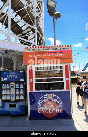 Le famose Montagne russe Ciclone Coney Island Brooklyn New York City Foto Stock