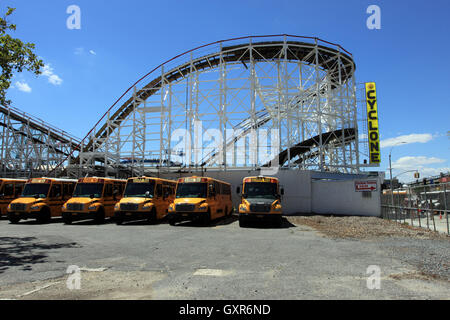 Le famose Montagne russe Ciclone Coney Island Brooklyn New York City Foto Stock