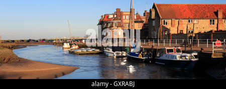 Tramonto sul villaggio Blakeney Harbour, North Norfolk, Inghilterra, Regno Unito Foto Stock